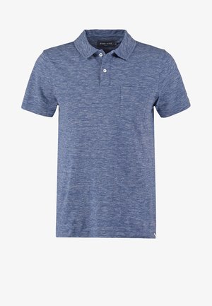 Polo-shirt bleu en tissu texturé, avec un col à trois boutons, des manches courtes, une poche poitrine et un motif chiné subtil.