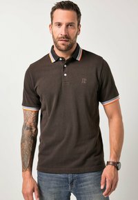 Polo marrón con cuello y puños de manga a rayas en contraste. Presenta un pequeño logo en el pecho. El material parece texturizado y ajustado.