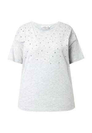 Šedé tričko s krátkým rukávem vyrobené z měkké tkaniny, ozdobené dekorativními průhlednými a černými rhinestones uspořádanými do rozptýleného vzoru na přední straně.