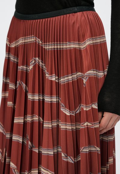 Volangseelik roostes toonis, kreemja ja sinise horisontaalse triibumustriga. Omab musta vöökorda ja sujuvat tekstuuri.