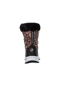 Støvle med leopardmønster, sort kunstlæderkant, sort hæl og tekstureret sål. Har en lynlås og logo-detalje på siden.