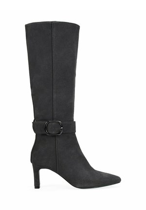 Bota de ante negra hasta la rodilla con puntera afilada, un tacón delgado y curvado, y un acento decorativo de hebilla en la correa del tobillo.