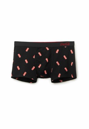 Schwarze Boxershorts mit einem sich wiederholenden Muster von roten Coca-Cola-Dosen, elastischer Bund mit roter Markenprägung, aus einem weichen Stoff gefertigt.