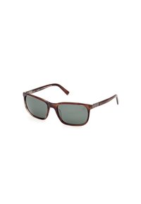 Occhiali da sole con montatura in plastica marrone e lenti grigie. Forma quadrata con aste eleganti che presentano sottili accenti metallici.