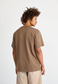 Dickies LURAY POCKET TEE - Paprasti marškinėliai - mushroom