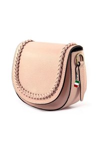 Roze leren schoudertas met gevlochten details, gebogen klep, gouden hardware en een kleine bedel met de Italiaanse vlag.