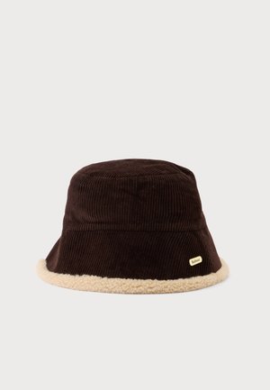 Chapeau seau en velours côtelé marron foncé avec bordure en polaire crème et petit logo Barbour rectangulaire sur le côté.