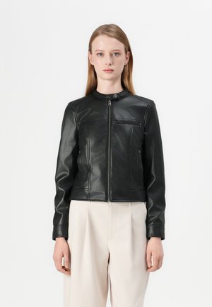 Veste en cuir noir avec col rond, fermeture éclair à l'avant et deux poches latérales. Texture lisse avec un design ajusté et un minimum de détails.