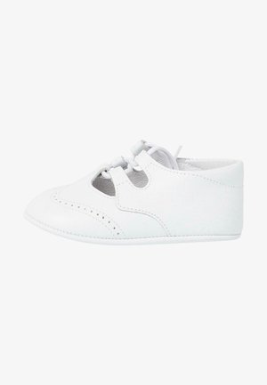 Bílé kožené boty s perforovanými detaily, šněrováním, zaoblenou špičkou a nízkým opěrným zadním dílem. Hladký povrch a minimalistický design.