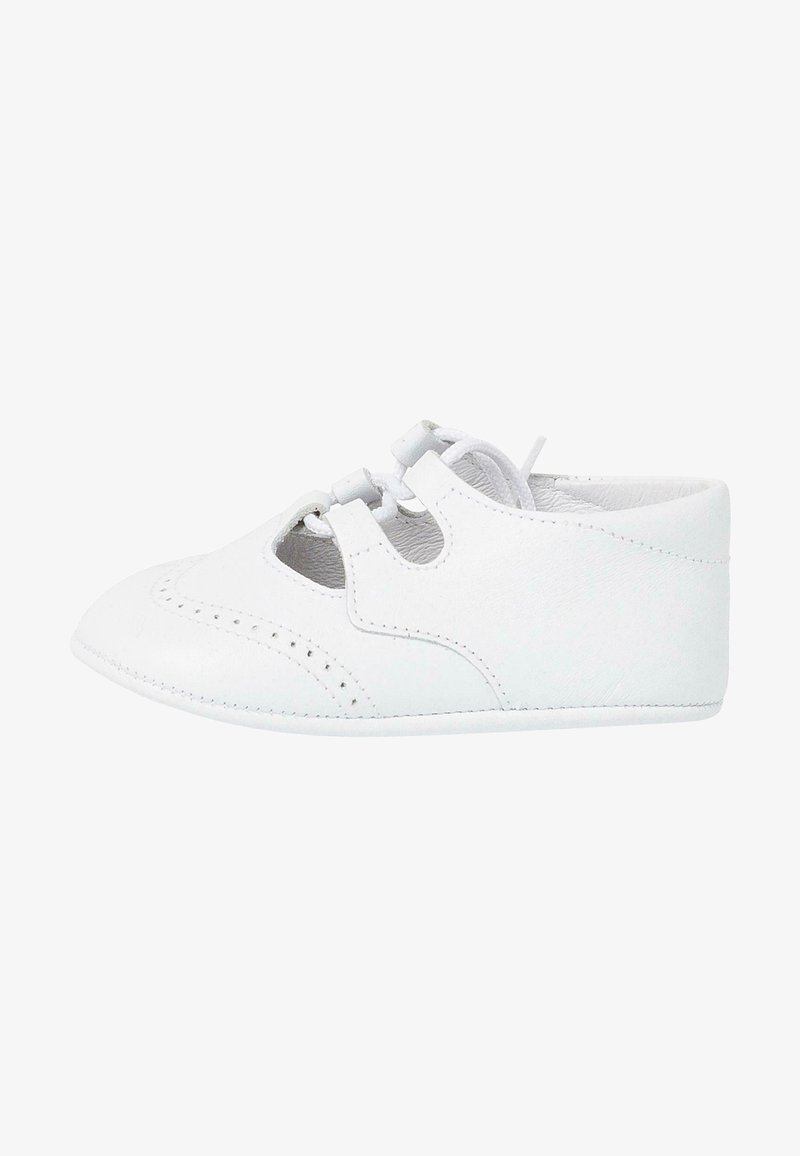 Valge nahkne king, millel on perforatsioonid, paeltega kinnitamine, ümar nina ja madal tagumine osa. Sile tekstuur ja minimalistlik disain.