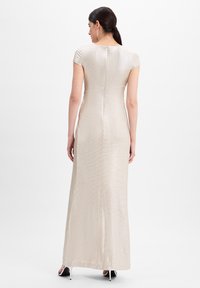Langes, tailliertes Kleid aus schimmerndem beigen Stoff. Kurze Ärmel, Reißverschluss im Rücken und glatte Textur mit leichtem Glanz.