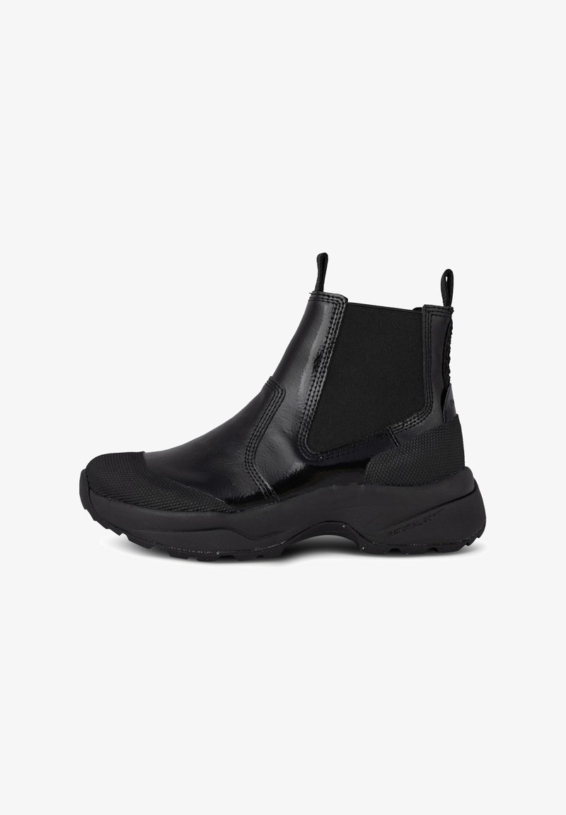 Bottine noire mi-cheville avec panneaux latéraux élastiques, languettes de tirage, bout et talon texturés, et semelle épaisse en caoutchouc conçue pour un usage décontracté.
