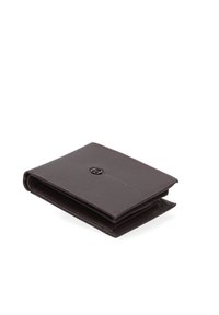 Portafoglio in pelle marrone con una texture liscia, dotato di una chiusura a pulsante nera e un design piegato, che offre una forma semplice e compatta.