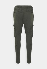 Olivgrön cargobyxor med elastisk midja, flera sidofickor och en avsmalnande bendesign. Hållbart tyg med en mjuk textur.