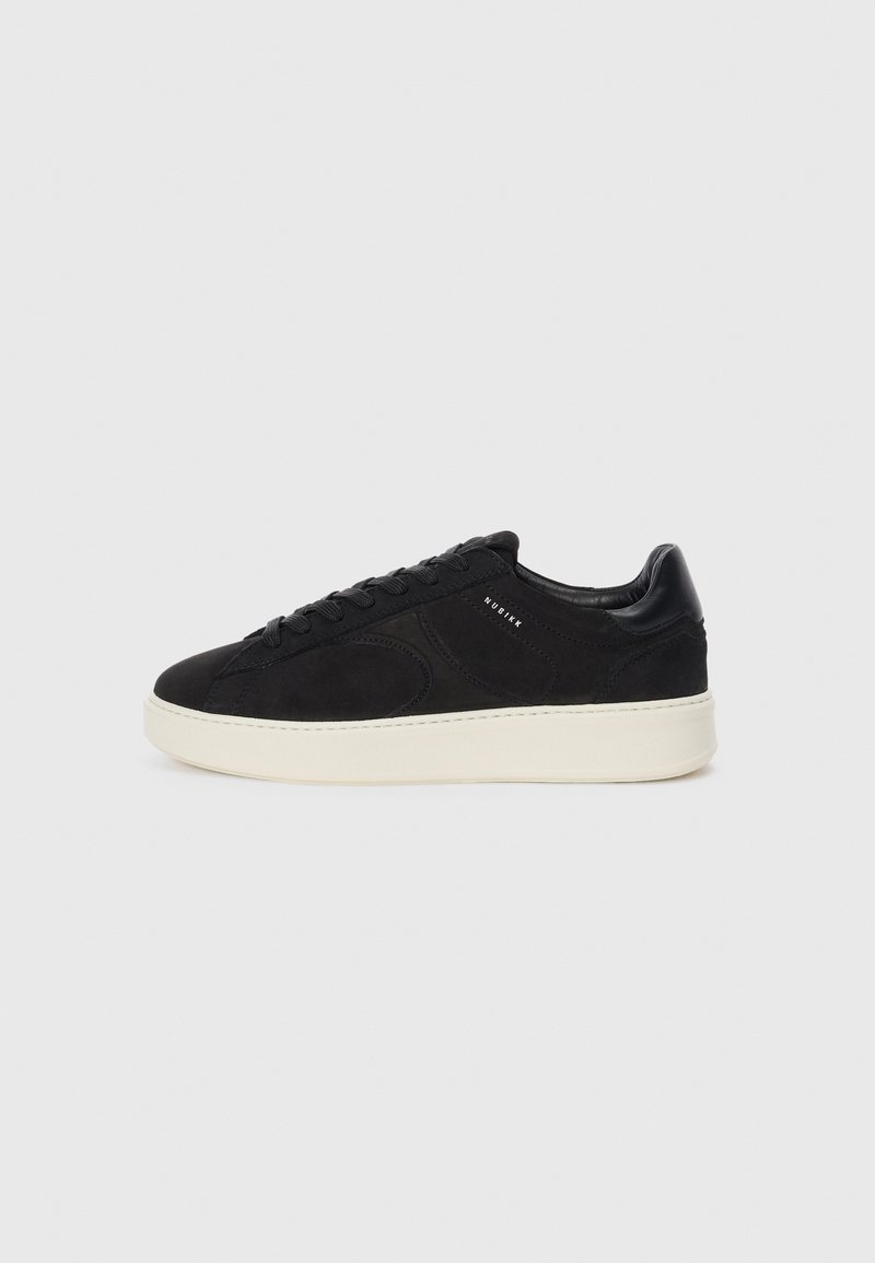 Mustad nubukist sneakers sujuva nahast kanna, ümar varvas, kummist põhi ja toon-toonis paelad. Küljel on peen bränding.