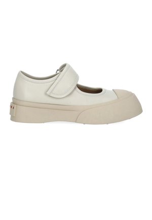 Scarpa Mary Jane in pelle bianca con ampia fascia in velcro e suola spessa in gomma beige, vista laterale su sfondo bianco.