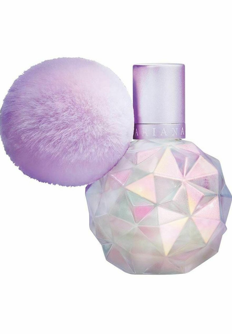 Lila kristallformad parfymflaska med geometriska facetter och iriserande lyster, prydd med en fluffig lila pom-pom.