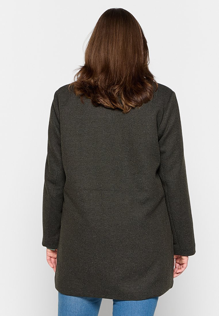 Manteau en mélange de laine vert foncé avec une finition texturée, manches longues, coupe droite et longueur en dessous des hanches. Simple, sans matériel visible.