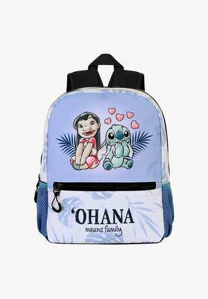 Blauwe stoffen rugzak met cartoonfiguren met harten, tekst "OHANA betekent familie" en patronen van palmbladeren. Zwarte rits en gaas zijvakken.