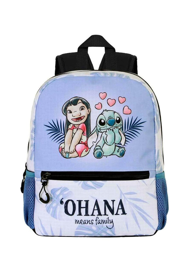 Blauwe stoffen rugzak met cartoonfiguren met harten, tekst "OHANA betekent familie" en patronen van palmbladeren. Zwarte rits en gaas zijvakken.