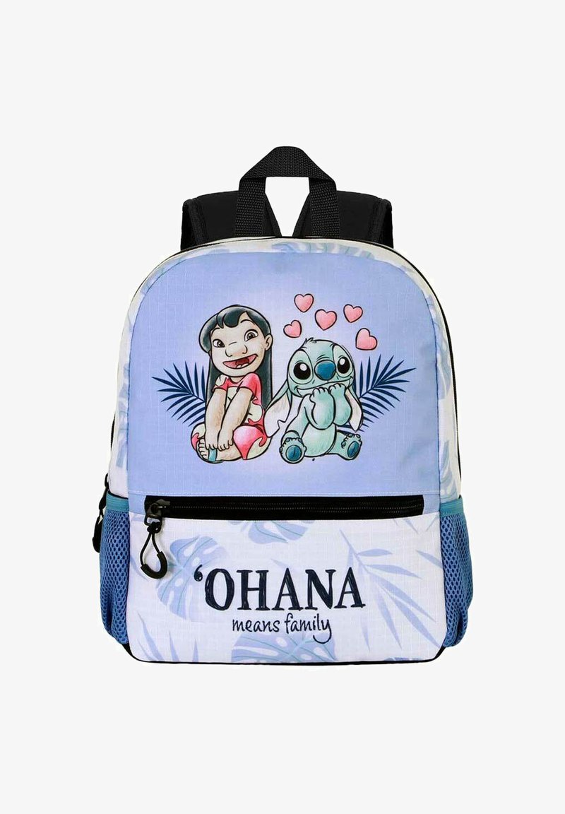 Blauwe stoffen rugzak met cartoonfiguren met harten, tekst "OHANA betekent familie" en patronen van palmbladeren. Zwarte rits en gaas zijvakken.