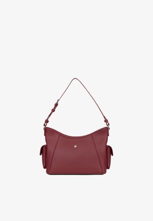 Sac à bandoulière en cuir bordeaux avec texture grainée, bandoulière ajustable, fermeture par bouton sur le devant et deux poches latérales à rabats.