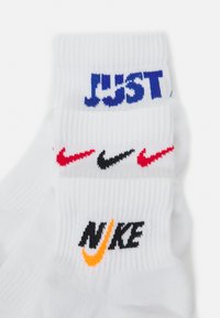 Nike Performance EVERYDAY PLUS CUSH ANKLE UNISEX 3 PACK - Calcetines de deporte - white