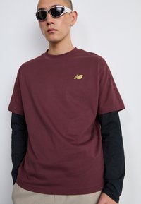 New Balance SPORT ESSENTIALS LOGO - Marškinėliai su spaudiniu - faded plum