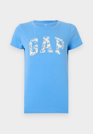 Blauw T-shirt met korte mouwen, geborduurde "GAP" letters met bloemenpatroon in het midden van de borst en een ronde hals.