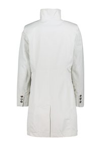 Witte, middellange jas met hoge kraag, voorzien van een getailleerd ontwerp, zijnaad en knoopaccenten op de mouwen. Glad stofoppervlak.
