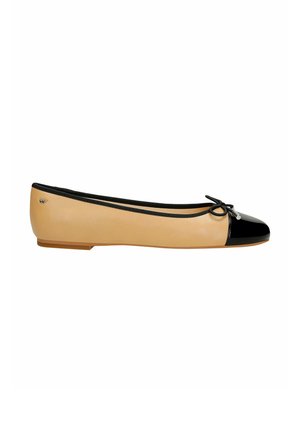 Ballerine beige con punta in pelle verniciata nera, completata da un fiocco decorativo e da una sottile cucitura esterna lungo i bordi.