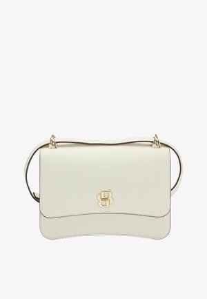 Weißes Leder-Umhängetasche mit geschwungenem Design, goldfarbenen Logo-Elementen und einem schlanken Tragegurt. Glatte Textur mit kontrastierenden dunklen Akzenten.