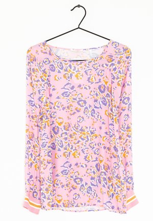 Haut à manches longues avec une base rose et un imprimé léopard multicolore en violet et orange. Doté d'un col rond et de poignets rayés.