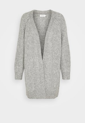 Long gilet gris en tricot ouvert à l'avant avec texture côtelée et manches longues.