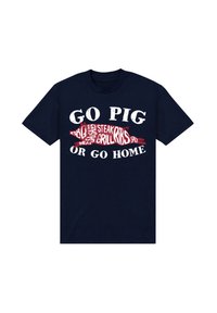 Marinblå bomulls t-shirt med djärv vit och röd text: "GÅ PIG ELLER GÅ HEM", med olika köttrelaterade ord i röd färg innanför en grisgrafik.