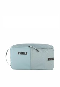 Bolsa de viaje Thule Chasm de 30L en azul claro y gris, fabricada en tela duradera, cuenta con un cierre de cremallera y un asa lateral para facilitar el transporte.