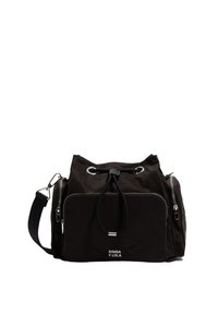 Čierna nylonová taška s šnúrkovým uzatváraním, dvoma zipsovými bočnými vreckami, nastaviteľným popruhom a detailom loga na prednom paneli. Dosiahnuteľná vrchná rukoväť.