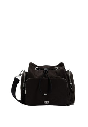 Czarna nylonowa torba z zaciągnięciem, dwoma zamykanymi na zamek kieszeniami bocznymi, regulowanym paskiem oraz logo na przednim panelu. Uchwyt na górze umożliwiający łatwe przenoszenie.