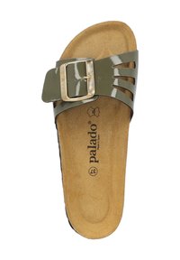 Sandale à boucle en or en cuir verni vert, design à bout ouvert et semelle texturée couleur beige. Trois découpes sur la lanière.