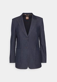 Blazer bleu foncé cintré avec deux boutons devant, deux grandes poches avant et larges revers crantés sur fond blanc.