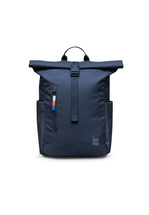 Marineblauwe rugzak met oprolbare bovenkant, voorste gesp, zijvakken, verticale ritstas met kleurrijke trekker en "GOT BAG"-logo rechtsonder.