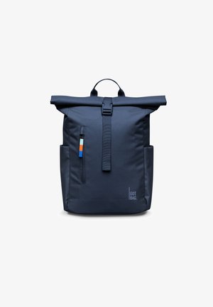 Laivastonsininen pyörörullattava reppu, jossa on etuosa soljella, sivutaskut, pystysuora vetoketjutasku värikkäällä vetimellä ja "GOT BAG" -logo alareunassa oikealla.