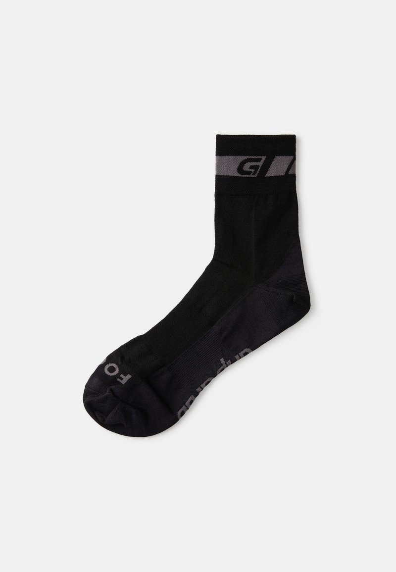 Calzino sportivo nero con bordo a coste e punta rinforzata. Presenta un marchio grigio sul bordo e sulla suola, realizzato in un materiale testurizzato e elasticizzato.