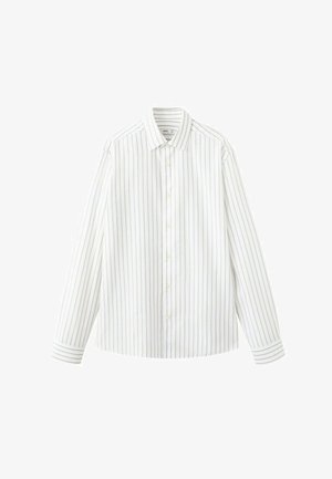 Bijela košulja s dugim rukavima, kopčana na gumbe, s uskim vertikalnim sivim prugama i špicastim ovratnikom, položena ravno na bijelu pozadinu.