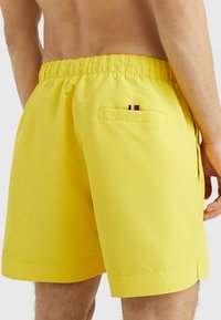 Tommy Hilfiger MEDIUM DRAWSTRING  - Shorts da mare - vivid yellow