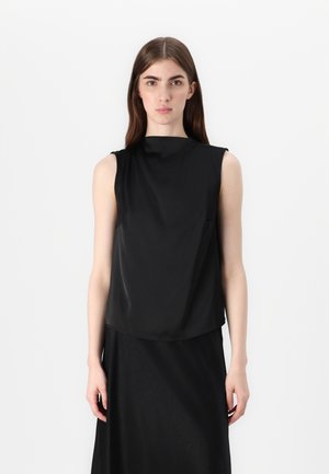 Top negru fără mâneci cu guler înalt, având o textură netedă și o croială ușor lejeră, completat de un design minimalist.