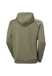 Sudadera de color verde oliva con bolsillo tipo canguro, puños acanalados y dobladillo. Textura suave, corte holgado y capucha con cordón en la parte trasera.