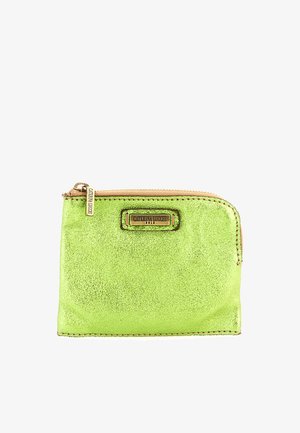 Portafoglio verde metallizzato con finitura testurizzata, chiusura con cerniera e dettagli in metallo color oro. Presenta una targhetta con il logo del brand sul davanti. Bordi lisci.