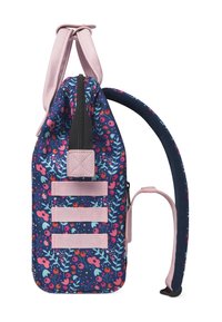 Rugzak met een marineblauw bloemenpatroon met roze en groene accenten. Materiaal is een gestructureerde stof met een zwarte rits en roze banden.