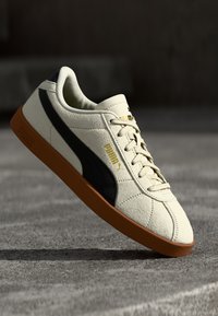Puma - CLUB II UNISEX - Sporta apavi - alpine snow/black/gold Miniatūras attēls 1